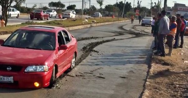 ¡Ay, don pend...! Autos se atascan en obras de Pachuca y se viralizan