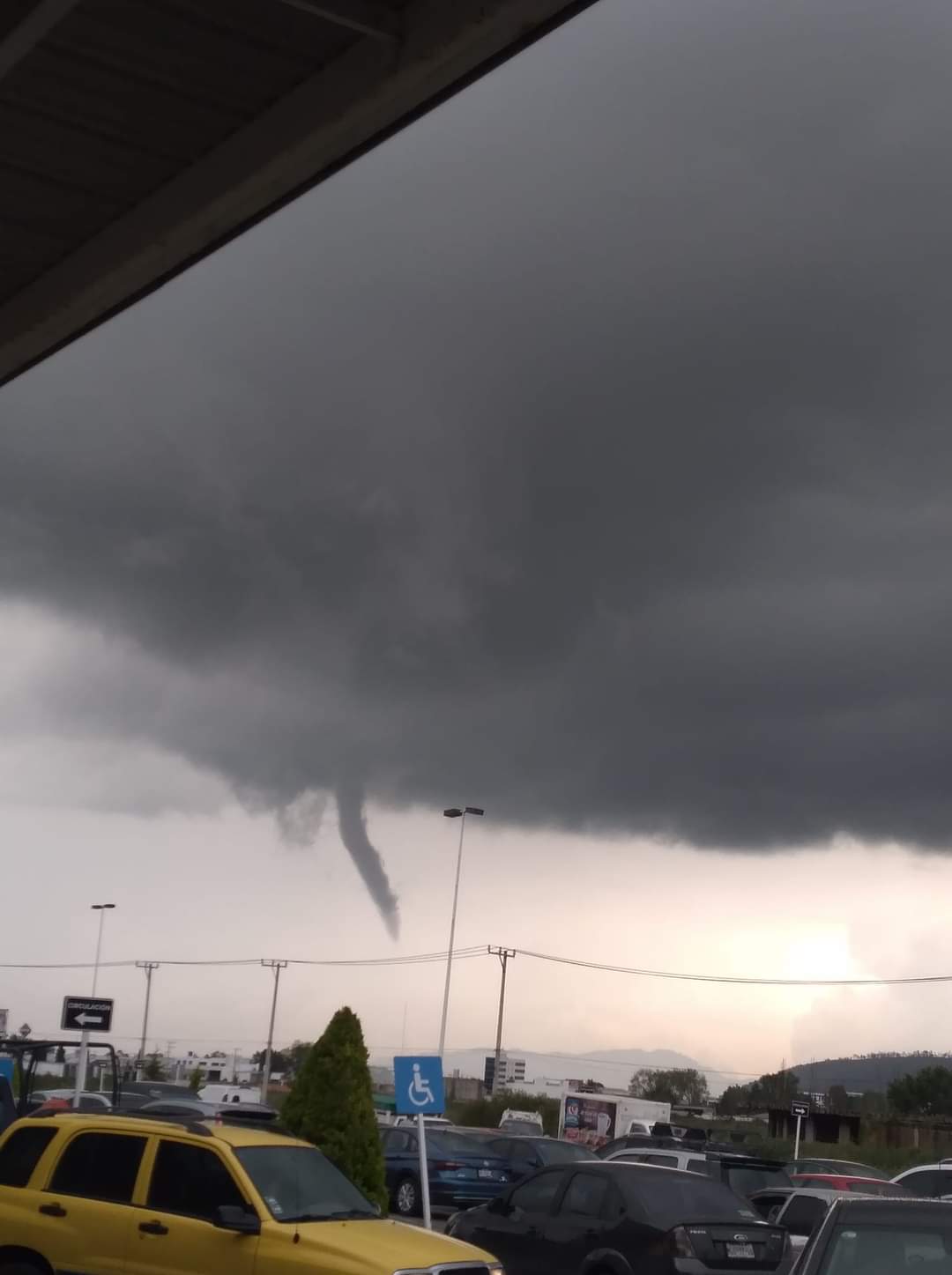 Casi tornado, se forma impresionante nube embudo en Tulancingo (fotos)