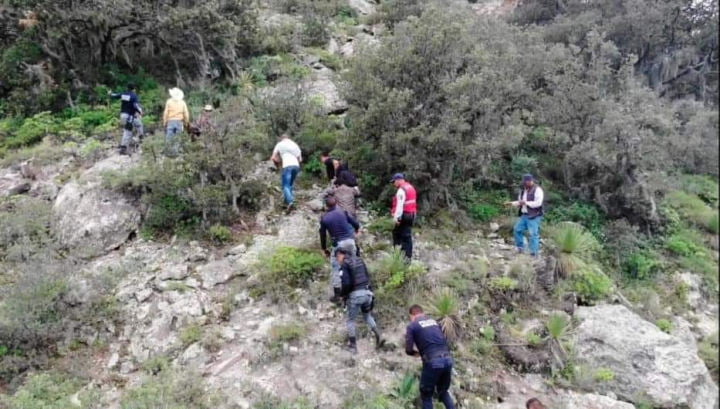 Mujer se pierde caminando entre barrancas en San Agustín Tlaxiaca; logran rescatarla