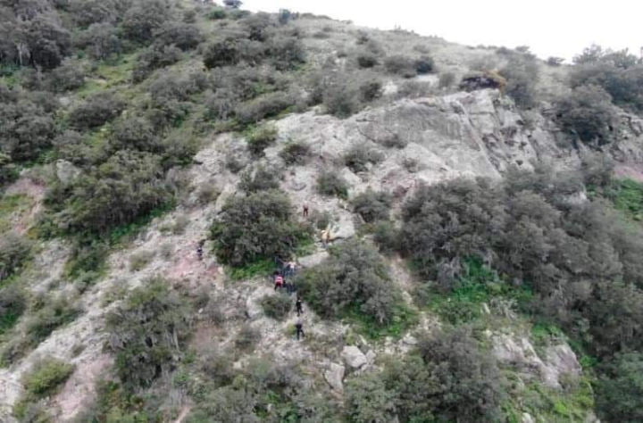 Mujer se pierde caminando entre barrancas en San Agustín Tlaxiaca; logran rescatarla