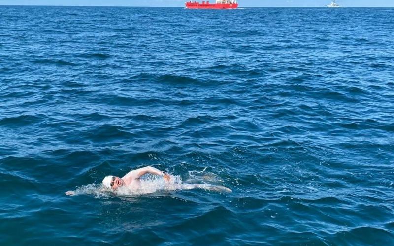 Nadó durante 15 horas y se convirtió en el primer hidalguense en cruzar el Canal de la Mancha