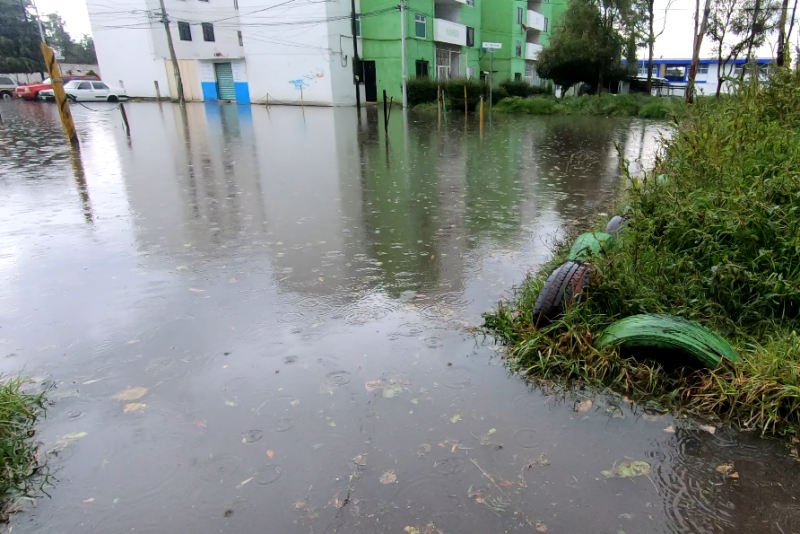 #Video: Lluvia crea fuentes y ríos frente a las instalaciones de la Feria de Pachuca