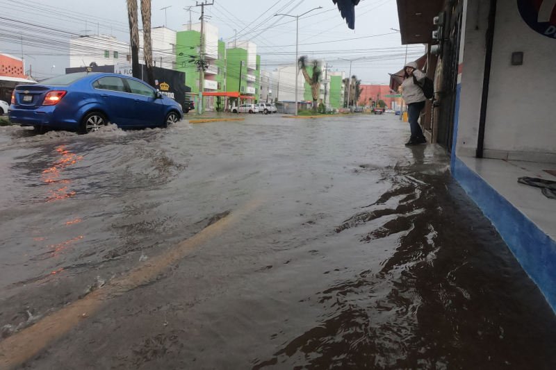 #Video: Lluvia crea fuentes y ríos frente a las instalaciones de la Feria de Pachuca