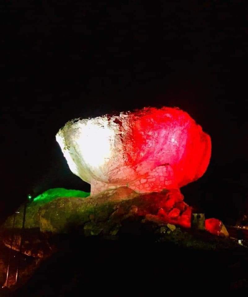 Así luce la Piedra del Comal de Omitlán con su nueva iluminación patria