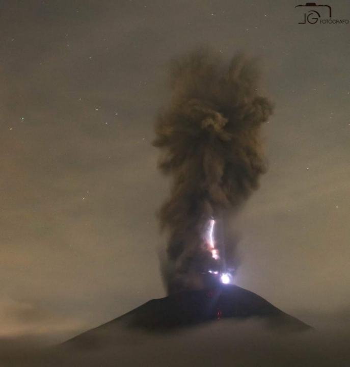 #FotosYVideo: Se registra impresionante explosión en volcán Popocatépetl