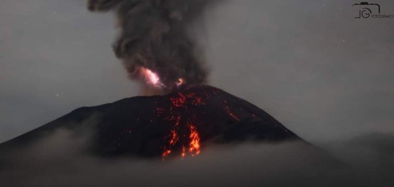 #FotosYVideo: Se registra impresionante explosión en volcán Popocatépetl