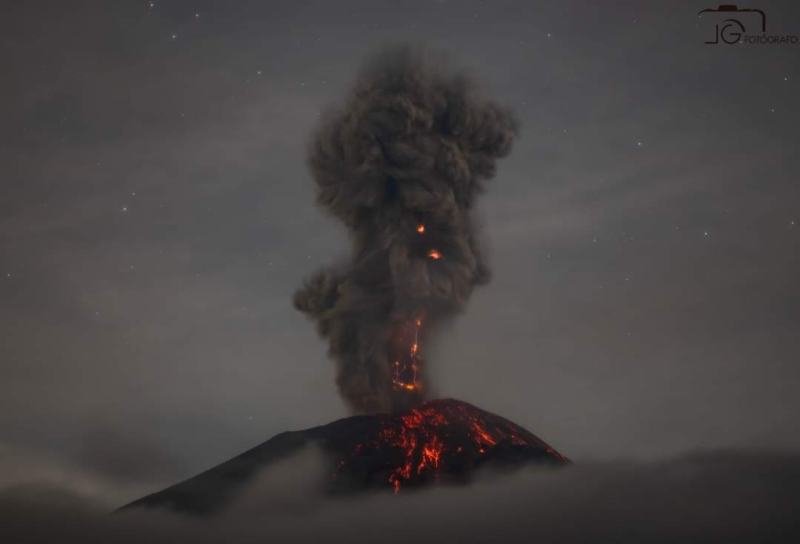 #FotosYVideo: Se registra impresionante explosión en volcán Popocatépetl