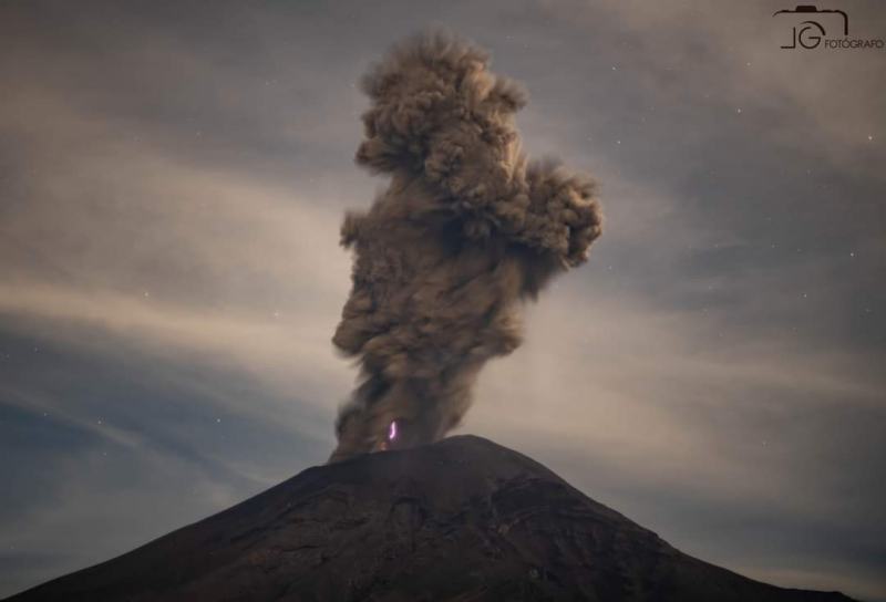 #FotosYVideo: Se registra impresionante explosión en volcán Popocatépetl