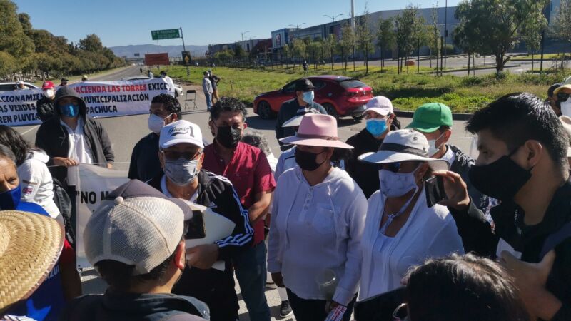 Bloquean vecinos la México-Pachuca a la altura de Explanada; exigen solución