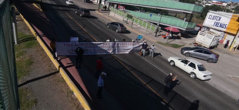 Bloquean vecinos la México-Pachuca a la altura de Explanada; exigen solución