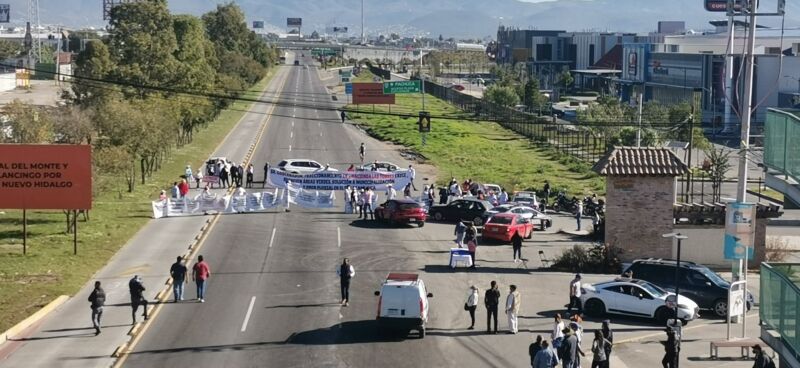 Bloquean vecinos la México-Pachuca a la altura de Explanada; exigen solución