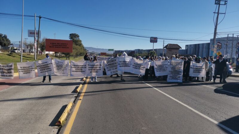 Bloquean vecinos la México-Pachuca a la altura de Explanada; exigen solución