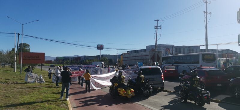 Bloquean vecinos la México-Pachuca a la altura de Explanada; exigen solución