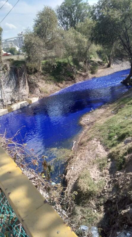 Aparece extraña coloración azul en afluente del río Tula