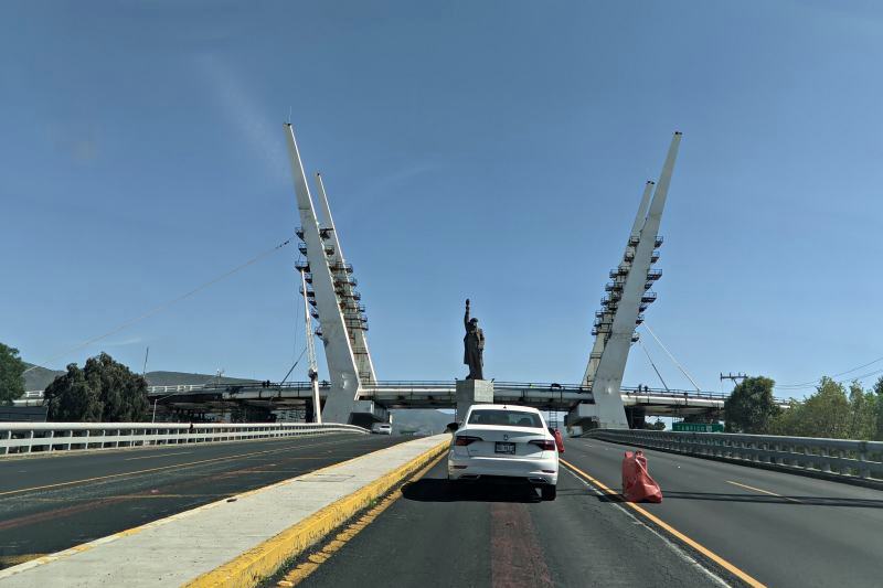 Continúa colocación de tirantes en puente de Pachuca; hay cierres intermitentes (fotos)