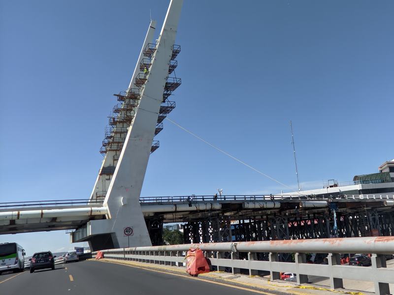 Continúa colocación de tirantes en puente de Pachuca; hay cierres intermitentes (fotos)