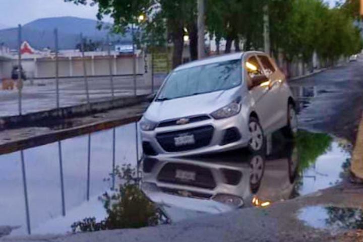 Fotos que demuestran que manejar en Pachuca en época de lluvia es un riesgo