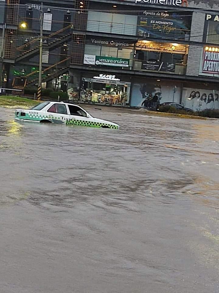 Fotos que demuestran que manejar en Pachuca en época de lluvia es un riesgo