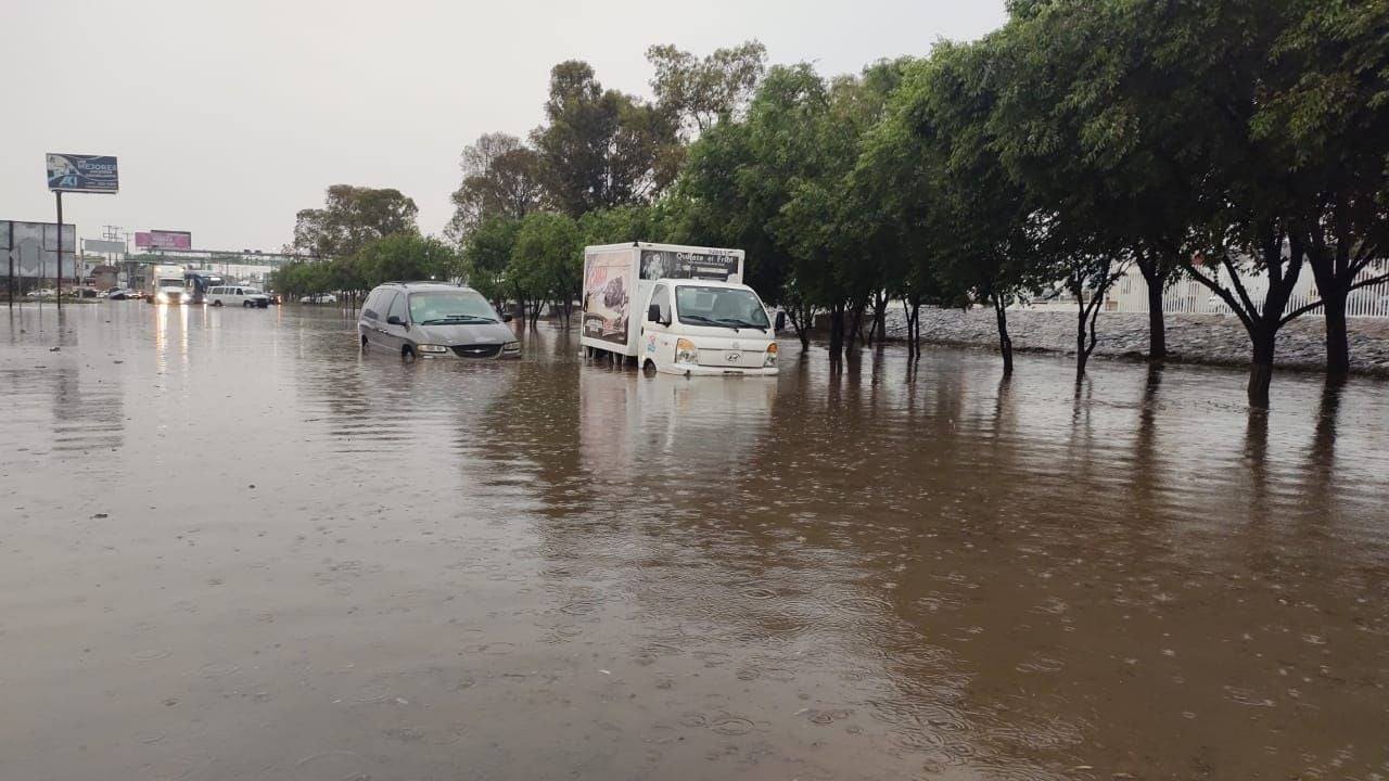 Fotos que demuestran que manejar en Pachuca en época de lluvia es un riesgo