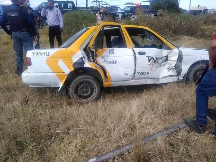 #Video: Tren impacta y arrastra a un taxi en Mineral de la Reforma