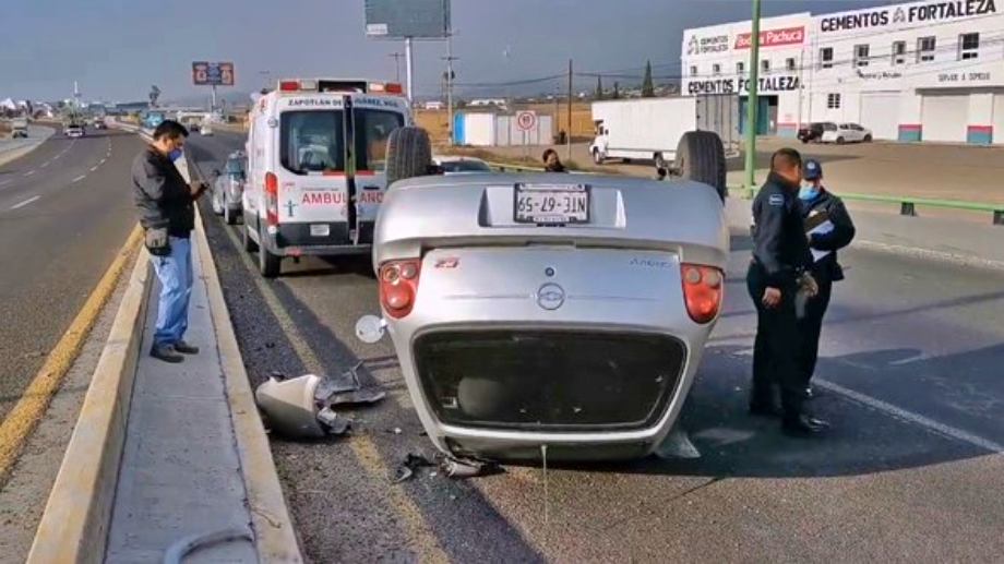 Así quedó un auto tras volcar en el puente de Téllez