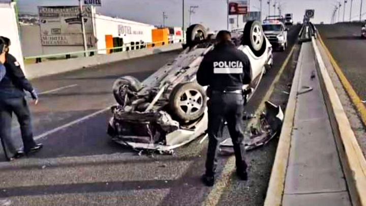 Así quedó un auto tras volcar en el puente de Téllez