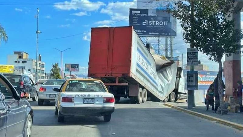 Colapsa tráiler en bulevar de Pachuca