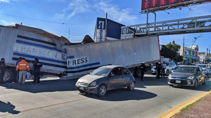 Colapsa tráiler en bulevar de Pachuca