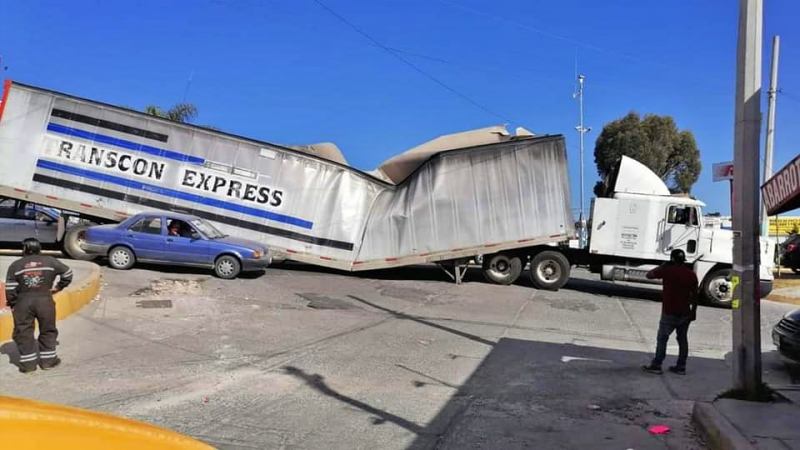 Colapsa tráiler en bulevar de Pachuca