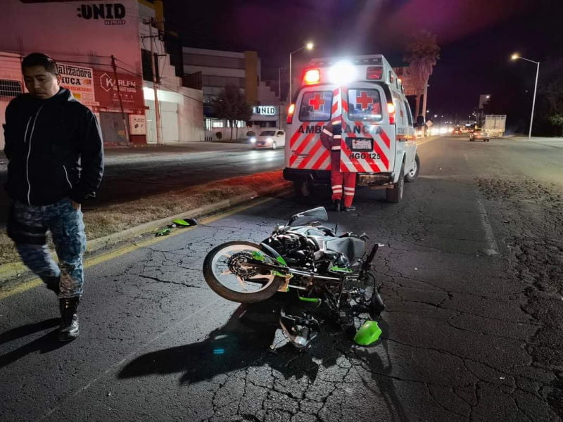 Pachuca no es un pue... motociclista impacta contra una vaca en pleno bulevar