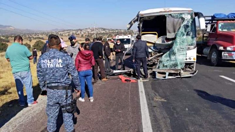 Impacta autobús de pasajeros contra pipa en la Pachuca-Sahagún; hay 15 lesionados