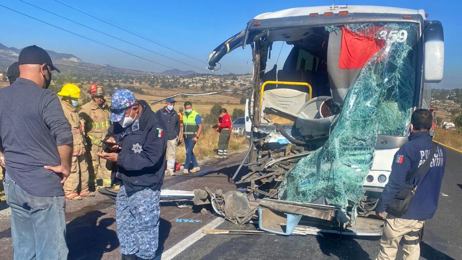 Impacta autobús de pasajeros contra pipa en la Pachuca-Sahagún; hay 15 lesionados