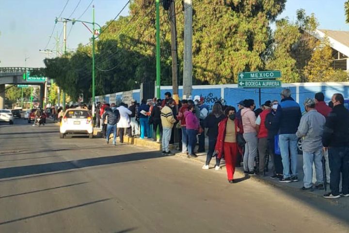 Caos por refuerzo de vacuna en Pachuca; adultos mayores hacen largas filas