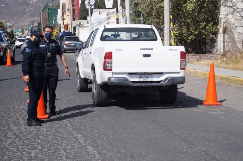 Retenes en Pachuca para verificar que automovilistas cumplan medidas sanitarias