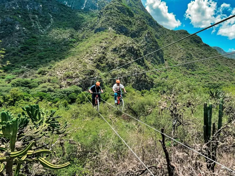 Tirolesa en bicicleta sobre un río, espectacular experiencia que se puede vivir en Hidalgo