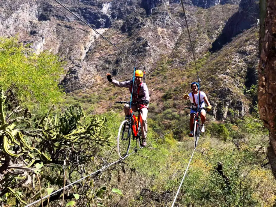 Tirolesa en bicicleta sobre un río, espectacular experiencia que se puede vivir en Hidalgo