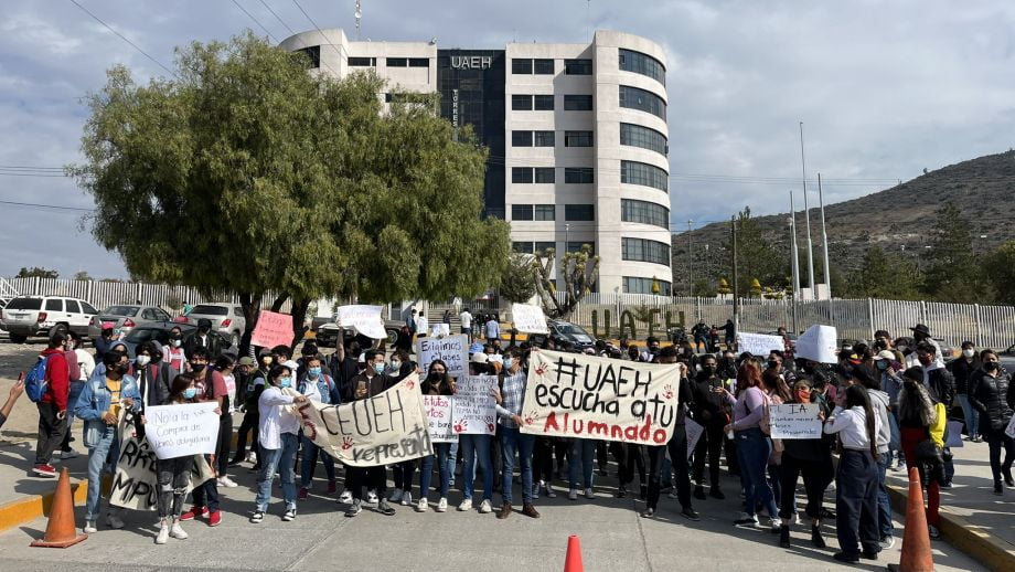 Estudiantes de la UAEH llaman a huelga y bloquean parcialmente la Pachuca-Actopan