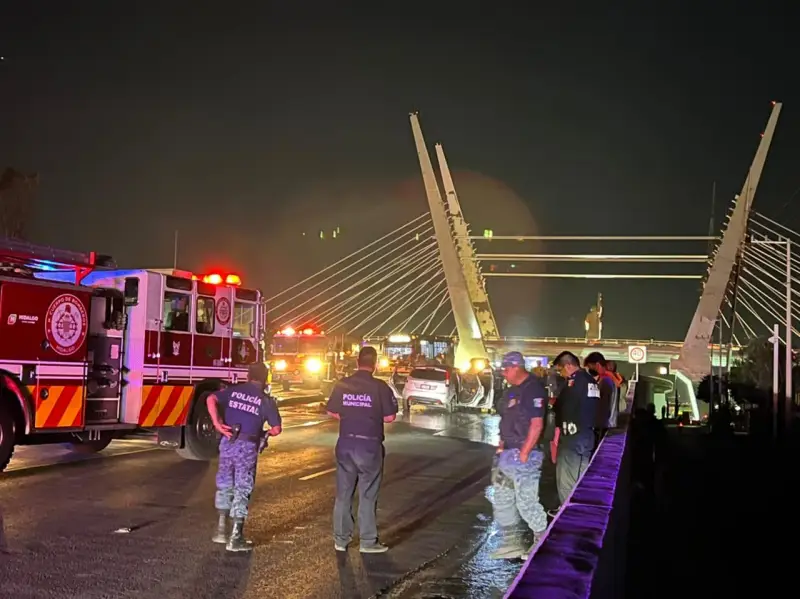 Arde automóvil cerca del Puente Atirantado de Pachuca