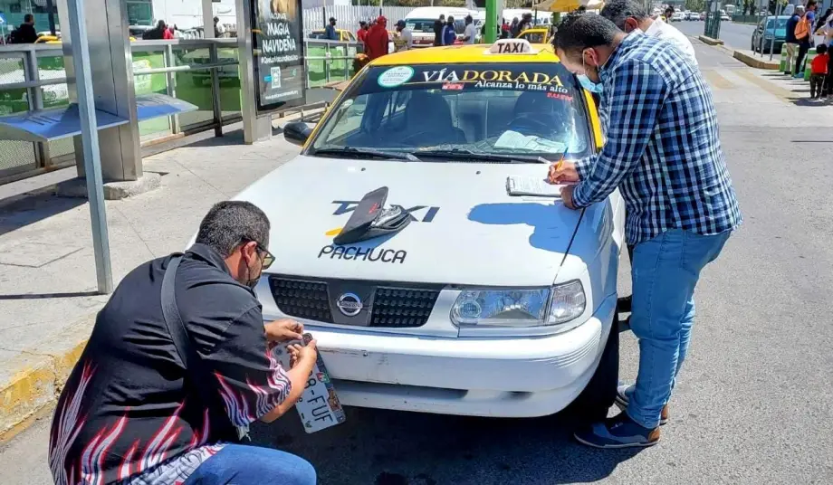 Comienzan sanciones a taxis de Pachuca que no usan app y taxímetro