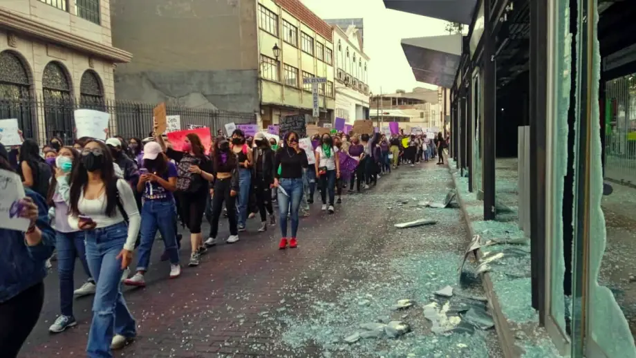 #FotosYVideo: Destrozan estaciones del Tuzobús durante marcha feminista en Pachuca