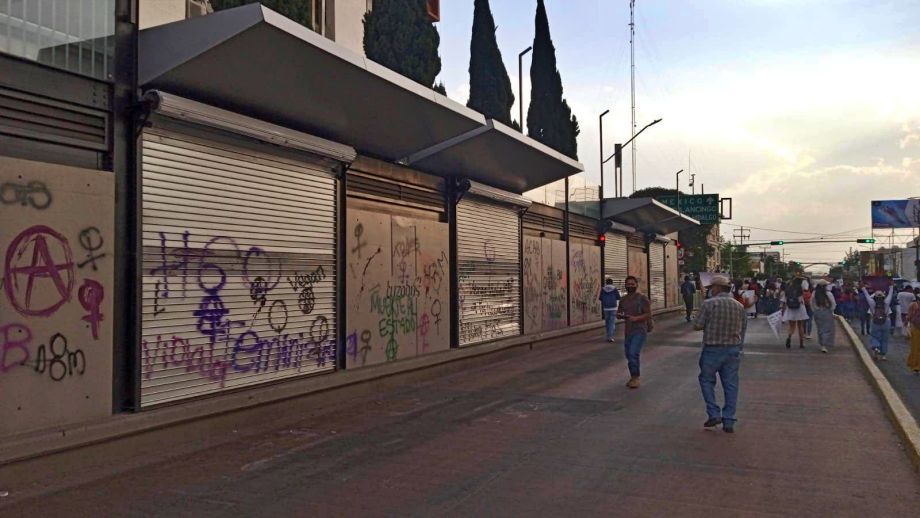 #FotosYVideo: Destrozan estaciones del Tuzobús durante marcha feminista en Pachuca