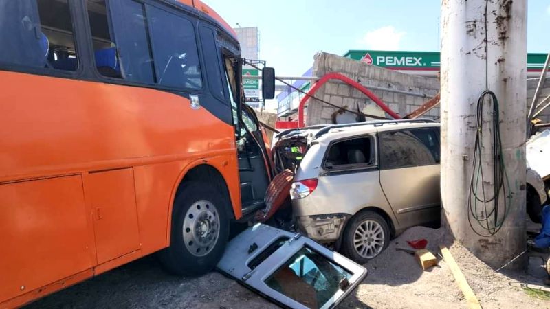 Autobús que trasladaba a niños termina incrustado en la Supervía Colosio