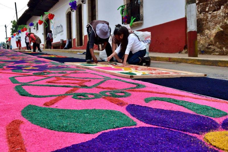 Llegó la época de las hermosas alfombras multicolor de Acaxochitlán