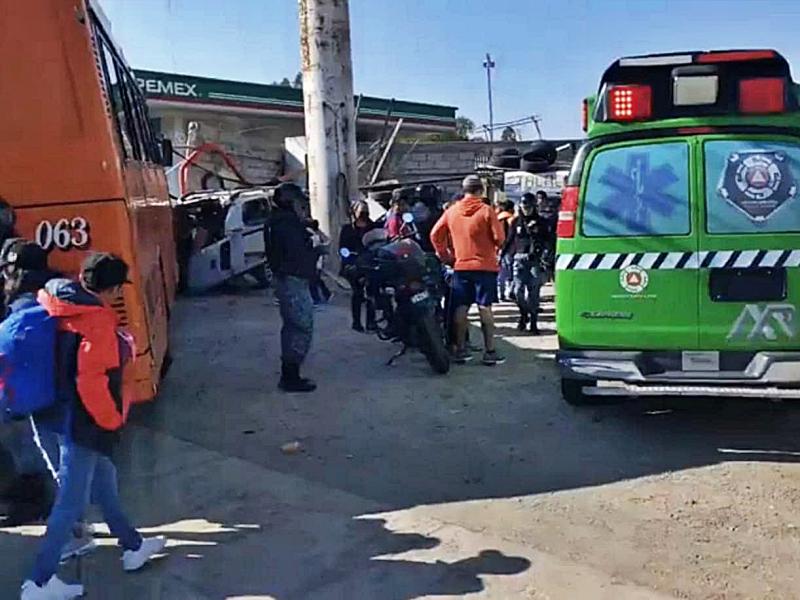 Autobús que trasladaba a niños termina incrustado en la Supervía Colosio