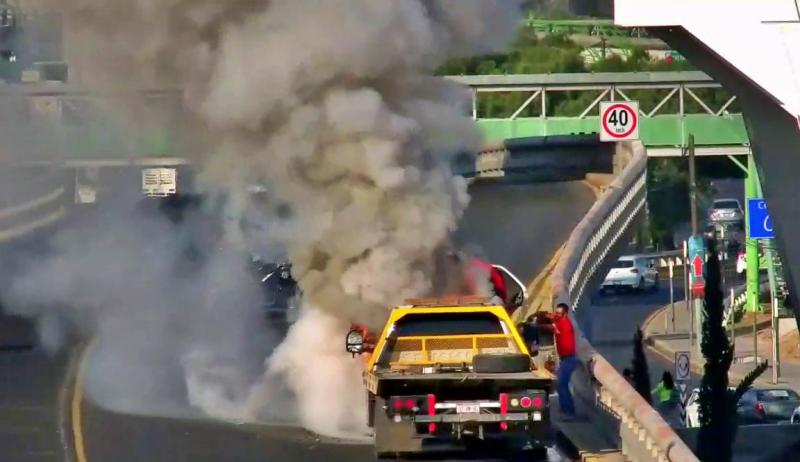 Arde grúa cerca del puente atirantado de Pachuca (fotos y video)