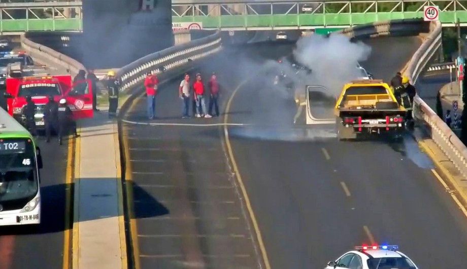 Arde grúa cerca del puente atirantado de Pachuca (fotos y video)