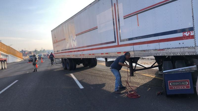 Percance de tráiler provoca cierre de carriles en la México-Pachuca