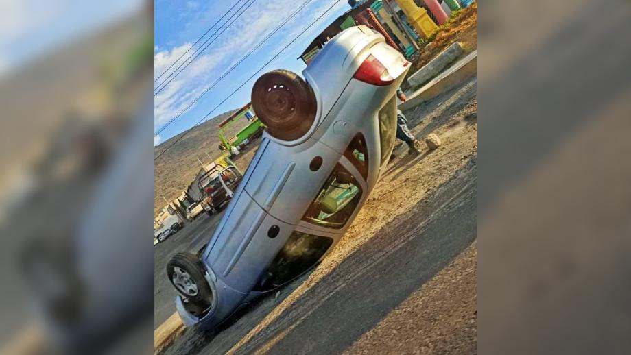 Así quedó un auto tras volcar en bulevar de Pachuca