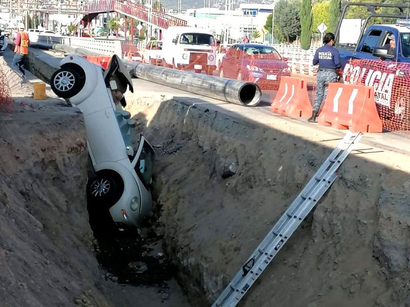 Un Beetle se fue a la zanja en viaducto Río de las Avenidas