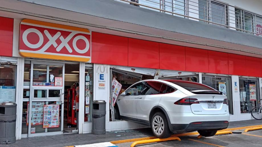 Automóvil Tesla termina dentro de un Oxxo en Pachuca